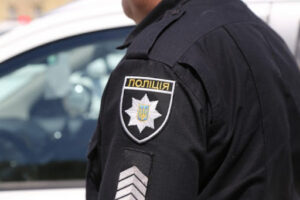 В Харькове полуголый мужчина устроил драку с полицией на крыше (Видео)