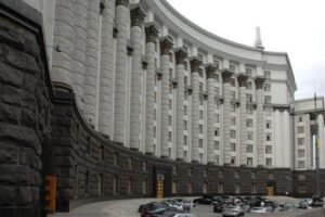 “Живым не уйду отсюда”: мужчина с гранатой ворвался в здание Кабмина и угрожает подрывом (Видео 18+)