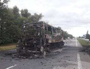 На Житомирщине автобус столкнулся с автовозом и сгорел: есть пострадавшие и погибший (Фото)