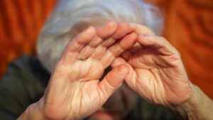 Ударил кулаком в лицо: в Кривом Роге мужчина ограбил 79-летнюю пенсионерку