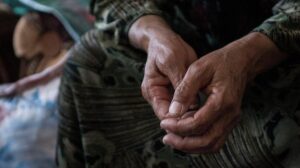 Питалась объедками: в Днепре мужчина с психическим расстройством 9 суток держал свою мать взаперти