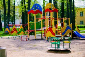 В Днепре на детской площадке 5-летний ребенок подарил друзьям коробку с драгоценностями родителей