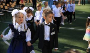 День знаний: в школы Днепра пришли 104 тысячи учеников