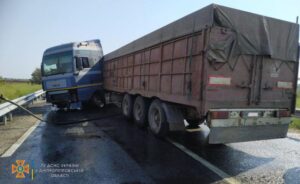 В Синельниковском районе трассу залило топливом из угодившего в ДТП грузовика