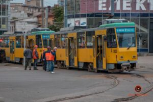 В центре Днепра трамвай №1 сошел с рельсов и перекрыл проспект Яворницкого: движение заблокировано