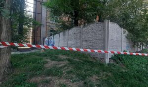 В Днепре предприимчивые горожане незаконно огородили многоэтажку “царь-заборами”