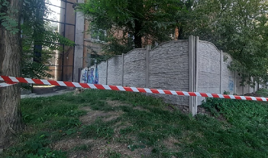В Днепре предприимчивые горожане незаконно огородили многоэтажку "царь-заборами"