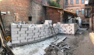 В центре Днепра деятельные горожане пытались возвести “царь-пристройку”