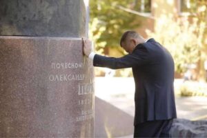 Мэр Днепра сообщил, какая судьба ждет бюст Петровского