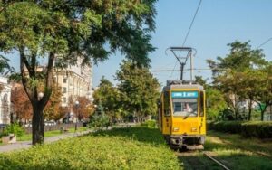 В Днепре двое парней прокатились на хвосте 1-ого трамвая (видео)