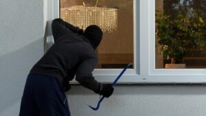 В Днепре на бульваре Славы неизвестный забрался на балкон 9 этажа ради 2500 гривен