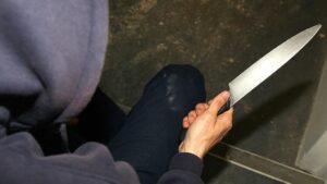 В Марганце мужчина убил родственника и прятался от полиции в другом городе