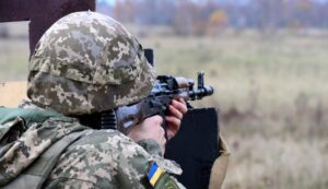 В зоне ООС во время вражеского обстрела пострадал украинский военный: он в тяжелом состоянии