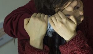 В Днепре мужчина избил девушку за отказ познакомиться, а после стал жертвой ограбления