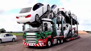 Новенькие Toyota и Lexus разбили во время разгрузки возле автосалона (видео)
