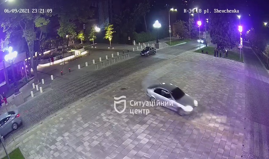 В Днепре возле горсовета водители устроили ночной дрифт на снегу