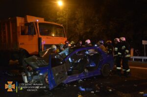 В Днепре легковушка влетела в мусоровоз: погибла 20-летняя девушка