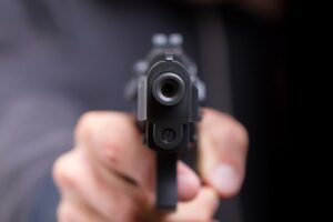 В Днепре мужчина после ссоры открыл в доме стрельбу из пистолета