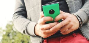 Эксперты рассказали, какие проблемы на коже может вызвать смартфон