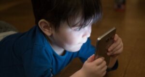 Психолог назвал игры на смартфонах одной из причин бессонницы