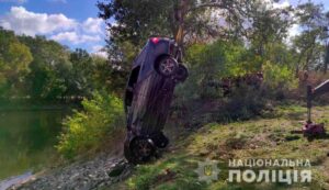 В Полтавской области автомобиль слетел в реку: погибли три человека