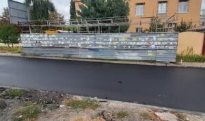 В Днепре мужчина на тротуаре строил незаконный торговый павильон
