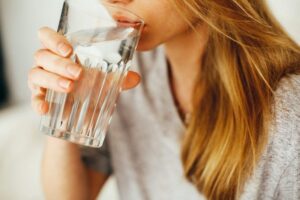 Врач назвала суточную норму воды для школьников
