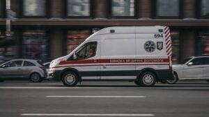 Не мог устоять на ногах: пьяный мужчина из Каменского несколько раз упал и смертельно повредил голову