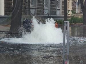 В центре Днепра прорвало трубопровод: коммунальщики устраняют аварию