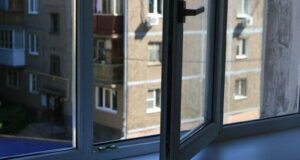 В Днепре пенсионер выпал из окна собственной квартиры