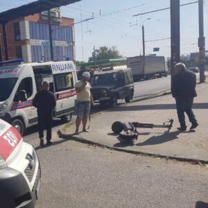 В Днепре мужчина на самокате влетел в “скорую помощь” (видео)