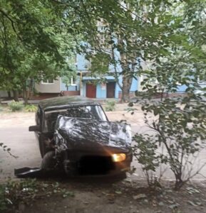 В Днепре Жигули с пьяным водителем влетело в дерево