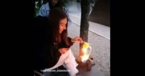 В Каменском школьница сожгла флаг Украины (видео)