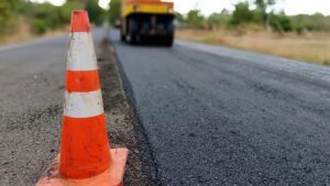 На въезде в Днепр со стороны Подгородного ремонтируют трассу: движение транспорта затруднено