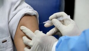 Эксперт рассказал, защитит ли COVID-вакцина от гриппа