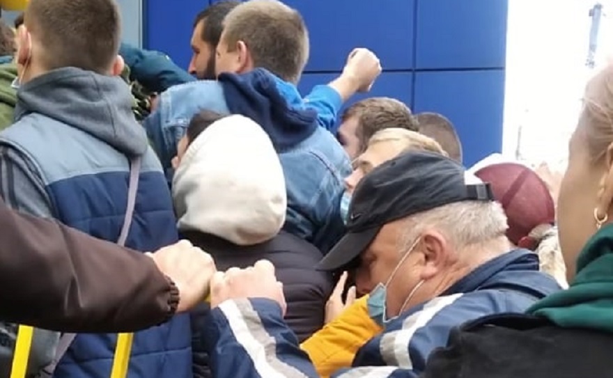 В Днепре горожане толпой штурмовали секонд-хенд