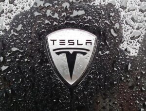 Американец утопил свою Tesla в воде (видео)