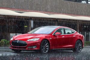 Tesla отказала в гарантийном ремонте автомобиля, сломанного из-за дождя