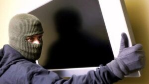 В Днепре неизвестные вломились в здание прокуратуры и вынесли технику