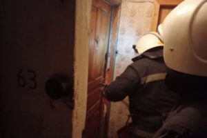 Кричал и просил о помощи: в Днепре спасли мужчину из собственной квартиры