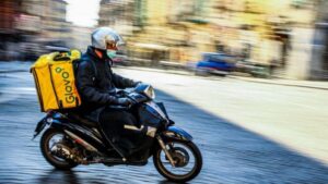 В Днепре иномарка сбила курьера Glovo (видео)