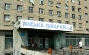 В Кривом Роге в больнице умер упавший с дерева пенсионер