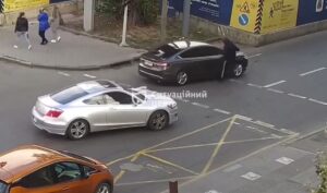 В центре Днепра пешеход подрался с водителем (Видео)
