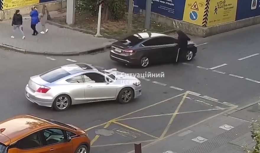 В центре Днепра пешеход подрался с водителем (Видео)