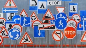 Внимание автомобилистам: в Днепре появятся новые дорожные знаки и разметка