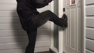 В Днепре мужчина с кастетом ломился в квартиру своей бывшей возлюбленной (Фото)