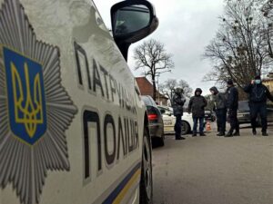 В Днепре женщина подралась с вооруженным мужчиной