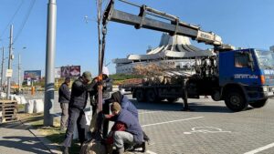 В центре Днепра на экопарковке начали высаживать деревья