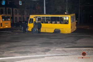 В Днепре в центре у автобуса отвалилось колесо: движение электротранспорта было заблокировано