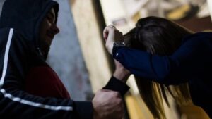В Днепре банда молодых людей с целью ограбления избила женщину